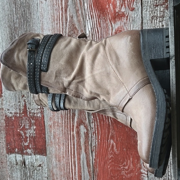 Stylish Tan Mjus Boots with Black Accents - Picture 5 of 9